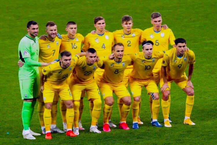 ทหารส่งธงให้ทีมชาติยูเครนก่อนฟุตบอลโลกรอบสุดท้ายกับเวลส์