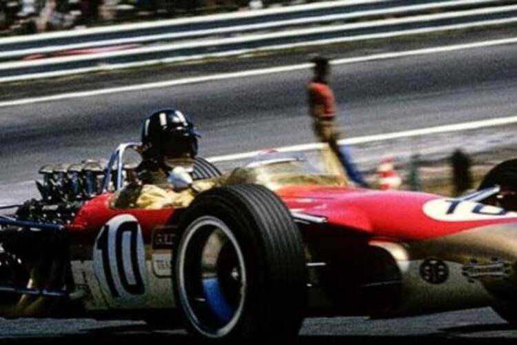 Graham Hill ชนะการแข่งขัน Spanish Grand Prix ในปี 1968 ใน Gold Leaf Lotus